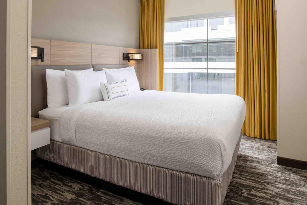 Suite with Two Queen Beds and Adapted Tub - Mobility and Hearing Accessible interior